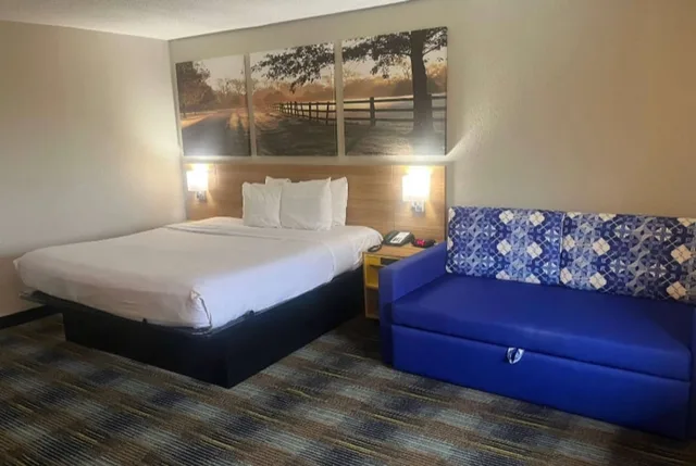 جناح استوديو بسرير كينج، Days Inn & Suites by Wyndham Mobile 1/7