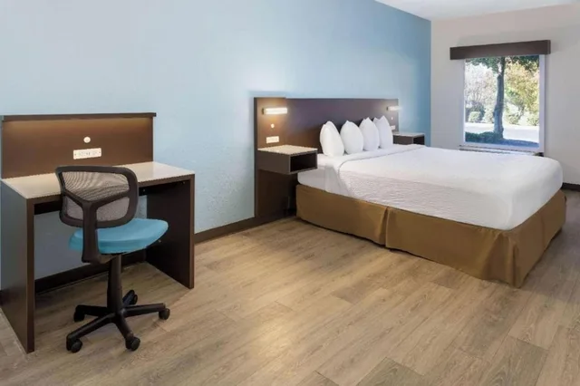 غرفة بسرير مزدوج بمطبخ لذوي الإعاقة، Studio6 Suites Jacksonville, NC 3/10