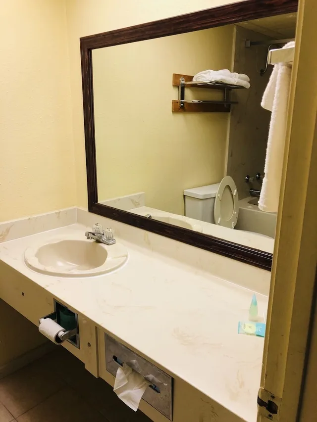 غرفة بسرير كينج، Americas Best Value Inn Suites 4/4