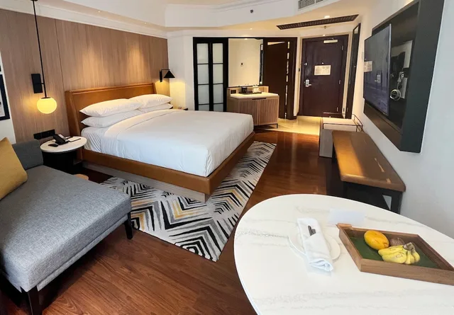 غرفة ديلوكس بسرير كينج بشرفة، Sheraton Jakarta Soekarno Hatta Airport 4/10