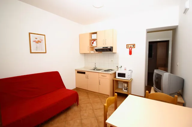شقة بسرير مزدوج بشرفة بغرفة نوم واحدة مع أريكة في الطابق الأرضي، Bacan Serviced Apartments 6/10