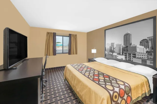 غرفة قياسية بسرير كينج لذوي الإعاقة، Super 8 By Wyndham Terre Haute 1/10