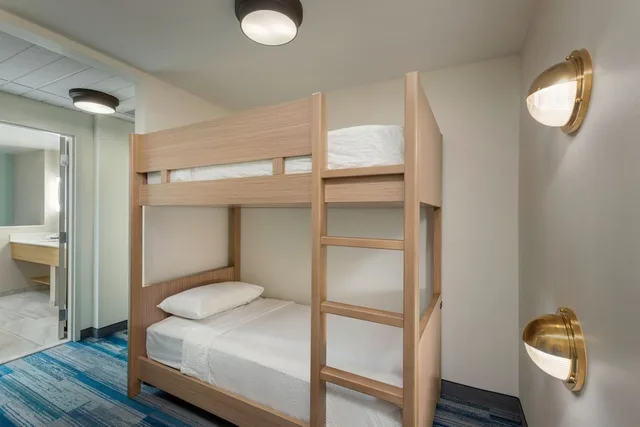 جناح بسرير كينج وسرير بطابقين بغرفة نوم واحدة مع أريكة، Fairfield Inn & Suites by Marriott Pensacola Beach 2/4