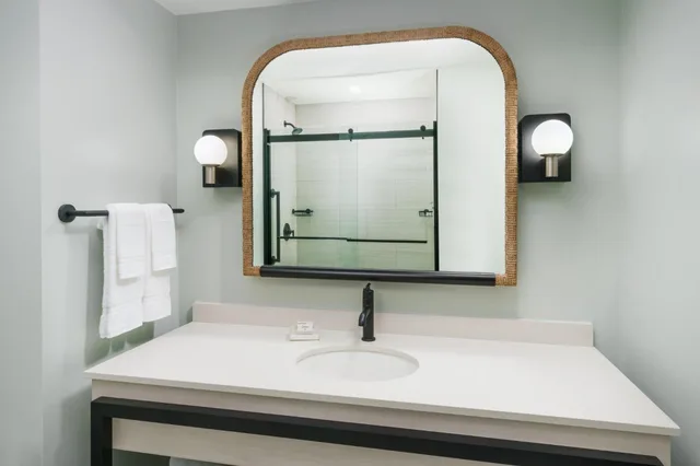 غرفة داخلية قياسية بسرير كوين، Holiday Inn Resort Wrightsville Beach 4/5