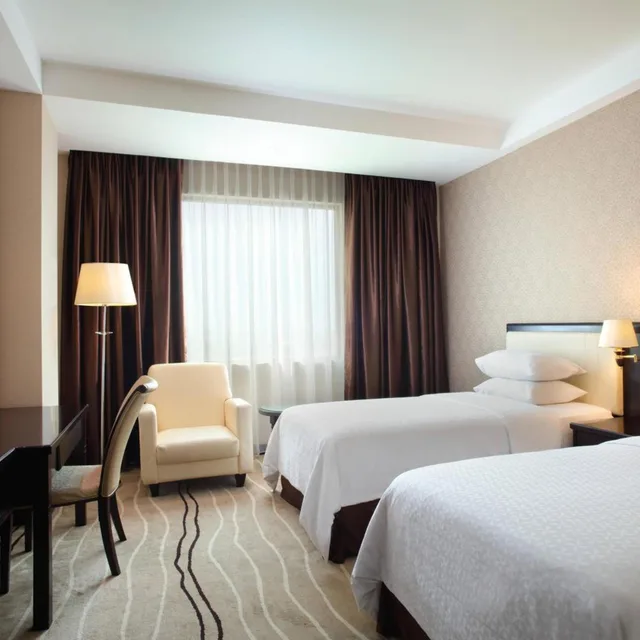 غرفة بزنس بسريرين منفصلين بإطلالة على المدينة، FOUR POINTS BY SHERATON MEDAN 3/6