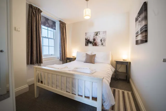 Premier, Apartment, Double Bed, Pet Friendly, Kitchen, Trinity Mews 2/4