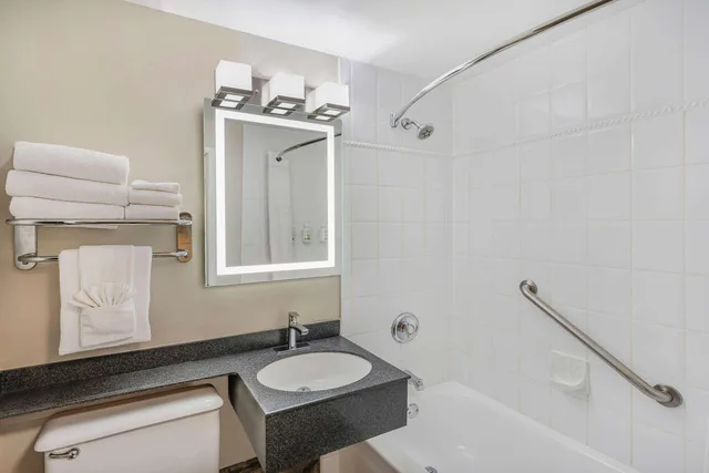Room, King Bed, Street View، Days Inn by Wyndham Victoria On The Harbour 3/3