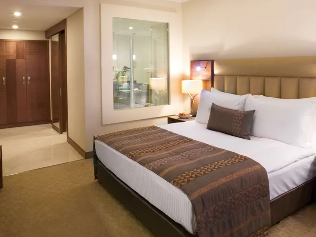 Superior, King Bed, Partial Sea View, Movenpick Hotel Izmir 1/7