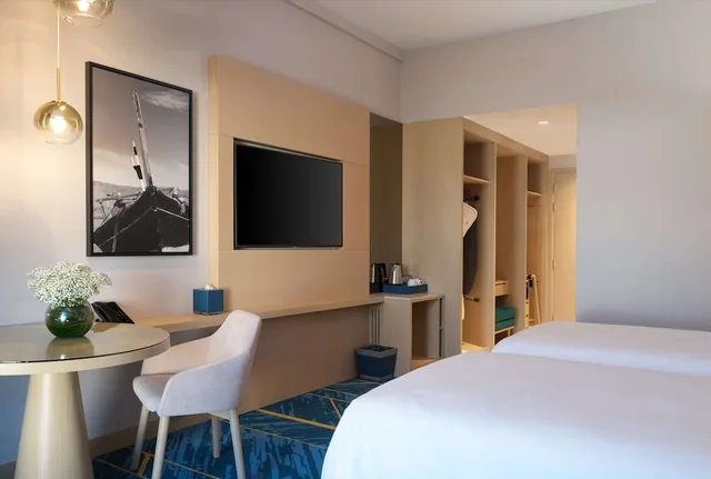 غرفة سوبيريور بسريرين منفصلين بإطلالة على المسبح، Maani Muscat Hotel & Suites 6/8