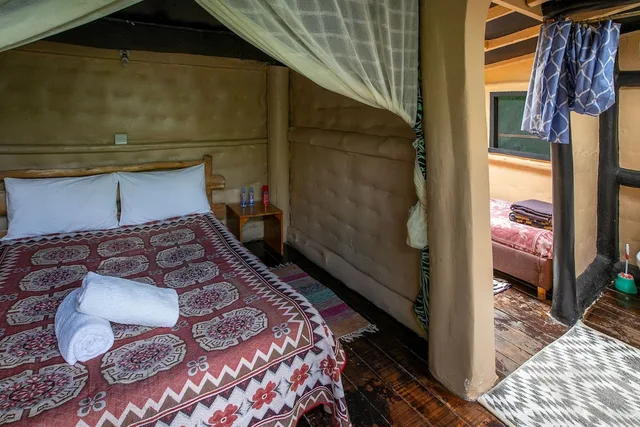 كابينة بسرير مزدوج وسرير فردي بحمام خاص، Punda Milias Camp Nakuru 3/7