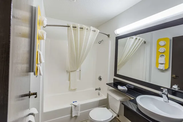 غرفة قياسية بسريرين كوين، Motel6 Simpsonville, SC - Greenville 9/10
