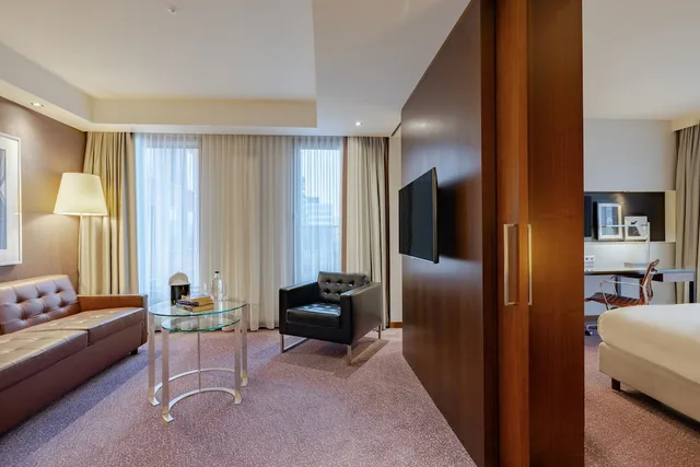 Junior Suite, King Bed, Crowne Plaza Amsterdam South Hotel 3/5