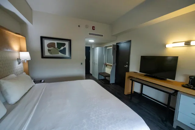 غرفة بسرير كينج لذوي الإعاقة، Holiday Inn Uruapan 1/3