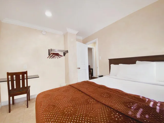 جناح متصل بسريرين كوين مع أريكة، Nite Inn 3/7