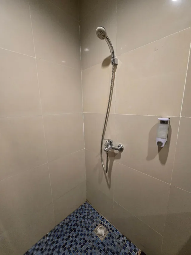 غرفة عائلية، Hotel Marilyn Serpong - Tangerang Selatan 5/5