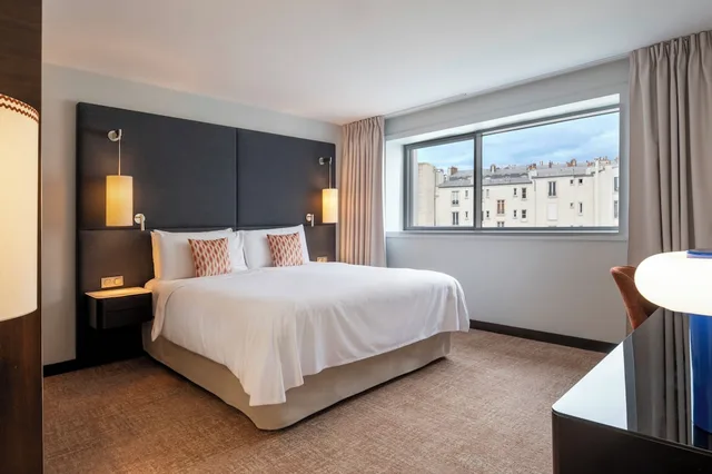 غرفة بسرير كوين بإطلالة على الحديقة، Renaissance Paris Arc de Triomphe Hotel 6/10