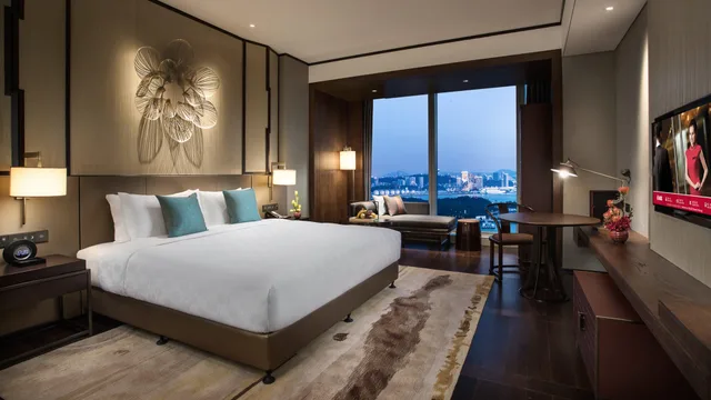 King Bed, Bay View, Hualuxe Hotels Resorts Xiamen Haicang 4/7