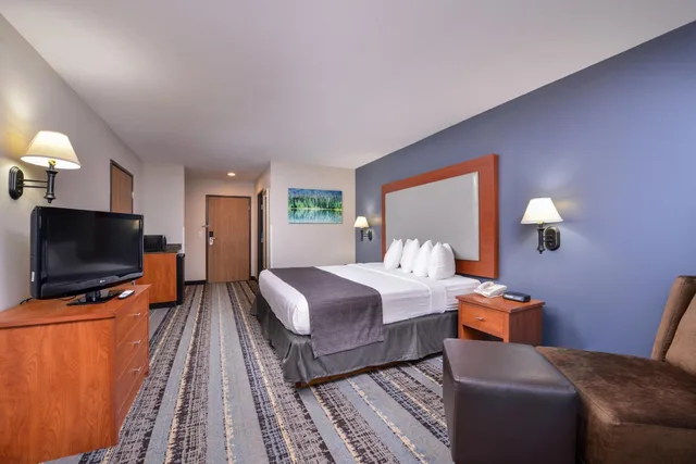 غرفة بسرير كينج بحوض جاكوزي، Best Western Newberg Inn 4/10