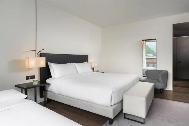 غرفة عائلية بسرير كينج، Hilton Lake Como 2/3