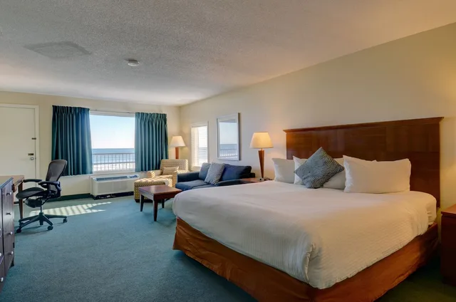 غرفة بإطلالة على البحر مفردة بسرير كينج مع أريكة، Hampton House Hotel 1/8