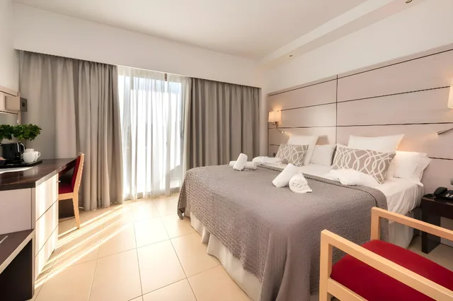 غرفة ديلوكس بسريرين منفصلين بإطلالة على المسبح، Hotel Puchet Ibiza 1/2