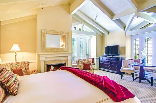 جناح ديلوكس بسرير كينج بحوض جاكوزي، Carriage House Inn 1/4