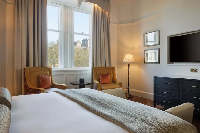 Robert Louis Stevenson, Suite, King Bed, Castle View، The Caledonian Edinburgh, Curio Collection by Hilton 1/4