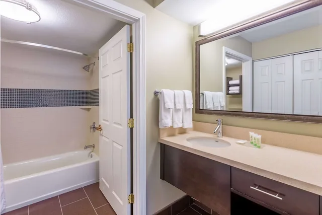 جناح بسريرين مزدوجين بغرفة نوم واحدة مع أريكة، Sonesta Es Suites Atlanta Perimeter Center 4/6