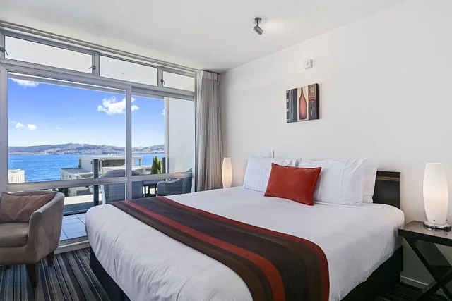 استوديو فاخر بسرير كينج بإطلالة على البحيرة، The Reef Resort 1/10