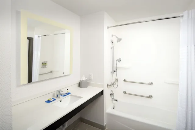 غرفة قياسية بسرير كينج لذوي الإعاقة، Holiday Inn Express Knoxville Strawberry Plains 5/7