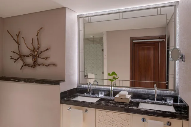 جناح بإطلالة على البحر بشرفة بغرفة نوم واحدة، The St. Regis Marsa Arabia Island, The Pearl Qatar 5/5