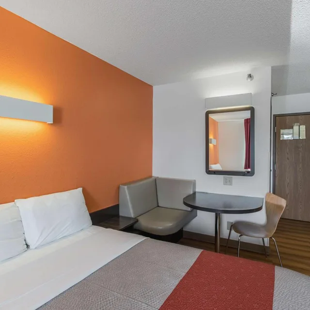 غرفة بسرير كينج وسرير كوين، Motel6 Omaha, NE - Central 5/7