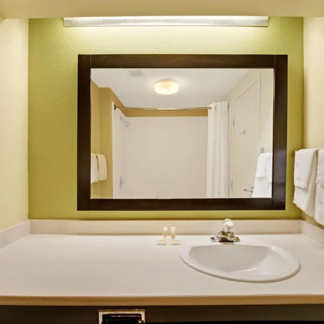 Room, King Bed, Bathtub, Accessible, Days Inn & Suites by Wyndham DeSoto 7/10
