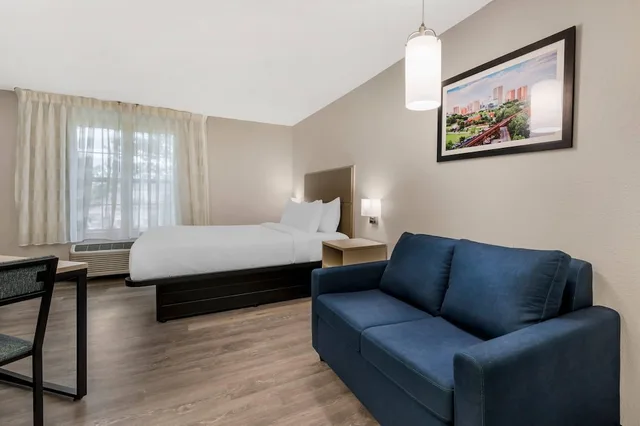 غرفة بسرير كوين لذوي الإعاقة، MainStay Suites Sterling near Dulles Town Center 4/7