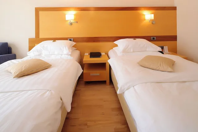 غرفة بسريرين منفصلين بإطلالة على البحيرة بشرفة، Hotel Lovec 2/3