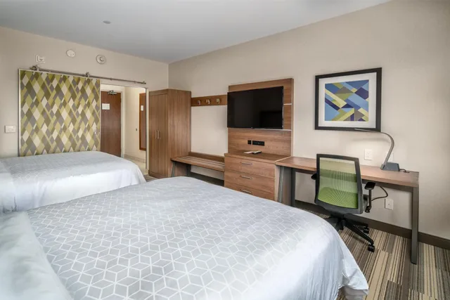 غرفة بسرير كينج وسريرين كوين لذوي الإعاقة، Holiday Inn Express And Suites Brandon 2/10