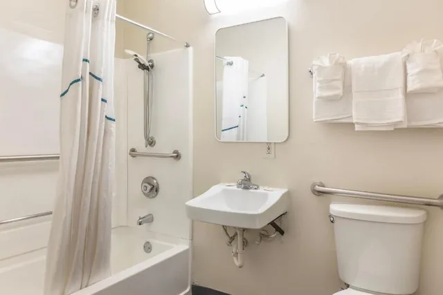 غرفة قياسية بسرير كوين لذوي الإعاقة، Sun Suites of Louisville 2/3