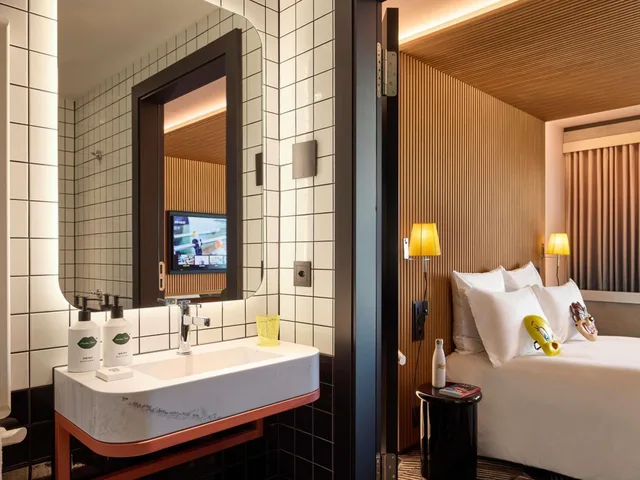 Large Mama, Double Bed, Accessible, Mama Shelter Zurich 5/5