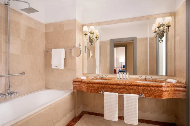 غرفة بريميوم بسرير مزدوج، Westin Excelsior Florence 2/2