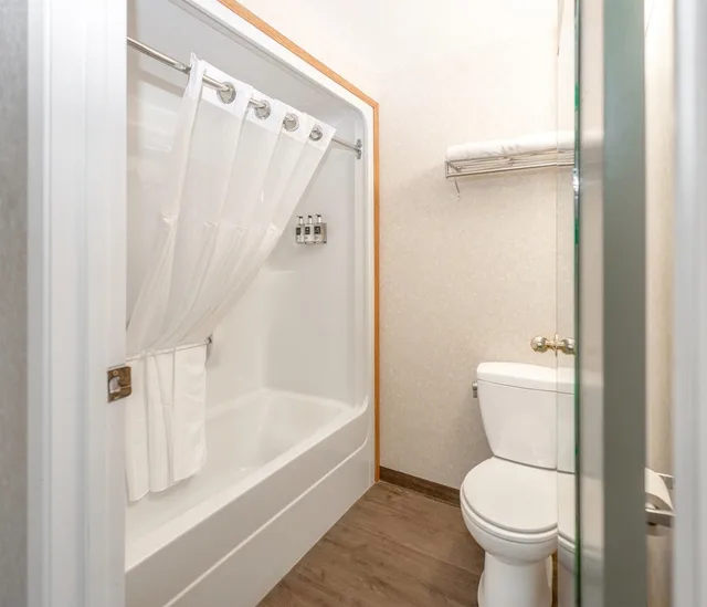 غرفة بسريرين كوين، Coast Fort St John Hotel 7/9