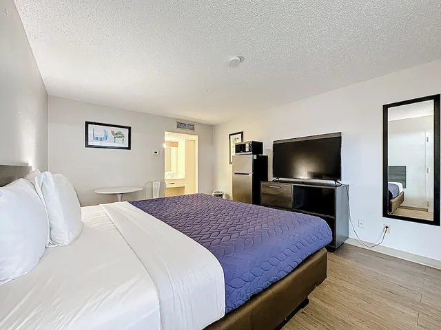 غرفة قياسية بسرير كينج للمدخنين، Stayable Suites Jacksonville West 1/10
