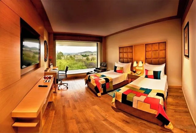 غرفة بريميير بسريرين منفصلين، THE LALIT CHANDIGARH 5/8