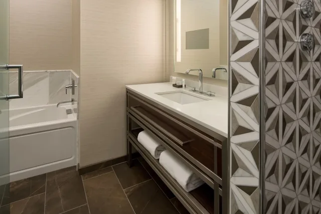 2 Bedrooms, Street, Penthouse, 2 King Beds، Embassy Suites By Hilton Seattle Downtown Pioneer Square 3/4