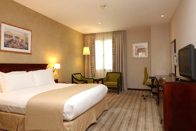 غرفة قياسية بسرير كوين، هوليداي إن - العليا(Holiday Inn Olaya) 1/2