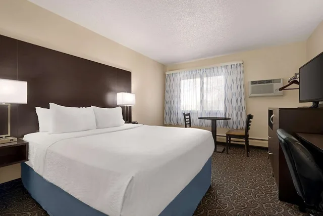 غرفة قياسية بسرير كوين، Days Inn by Wyndham Fort Collins 3/6
