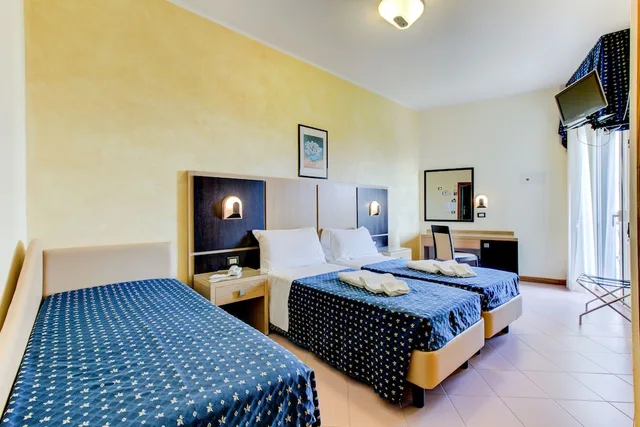 غرفة بسريرين منفصلين بشرفة، Hotel Verona 1/8