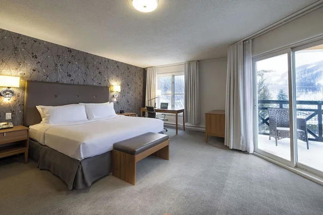 غرفة ديلوكس بسرير كينج مع أريكة، Chateau Bromont 3/9
