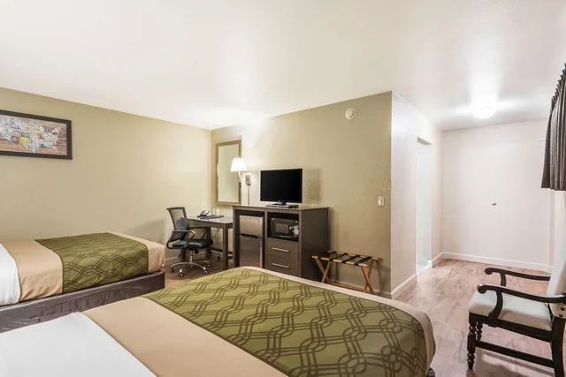 غرفة بسريرين مزدوجين، Econo Lodge Inn and Suites I-35 at Shawnee Mission 3/4