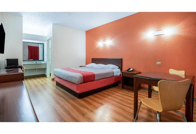 غرفة بسرير كينج لغير المدخنين مع أريكة سرير، Motel6 Covington, TN 2/7
