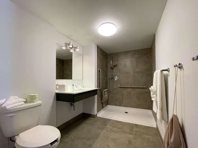 غرفة بسرير كينج لذوي الإعاقة، Quality Inn Quebec City 4/4